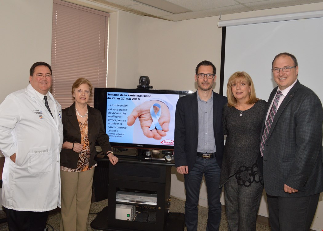 Dr Gaëtan Duchesnay, chef du Département d'urologie et membre du Fonds Gilles-Rousseau, Mme Lisette Tremblay, présidente du C. A. de la Fondation RSTR, M. Thomas Grégoire, porte-étendard, Mme Natalie Villemure, directrice générale de la Fondation RSTR et M. Martin Beaumont, président-directeur général du CIUSSS MCQ.