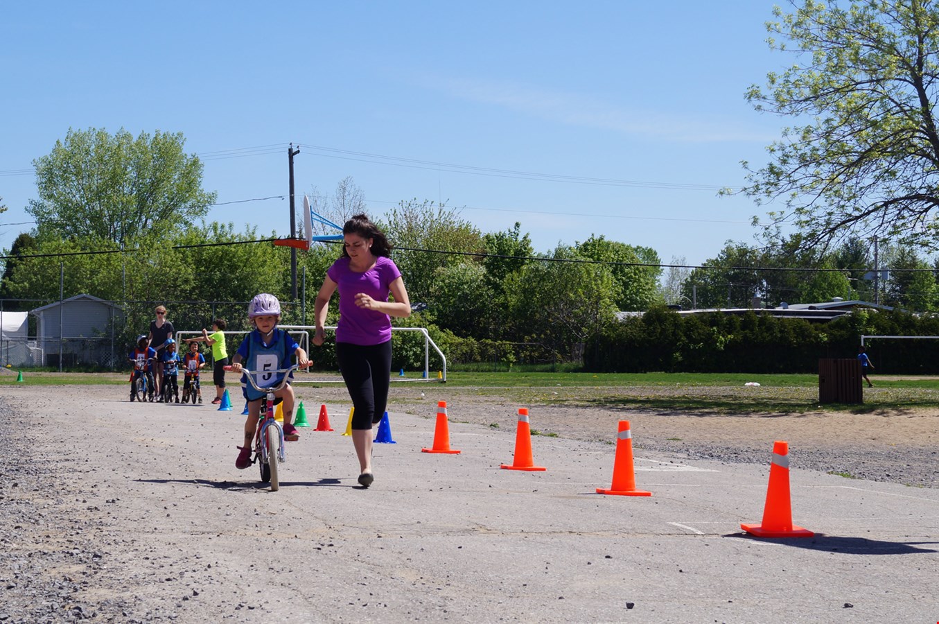 La petite Léonie du groupe de maternelle participe à l’exercice sous la supervision d’une étudiante en ergothérapie de l’UQTR.