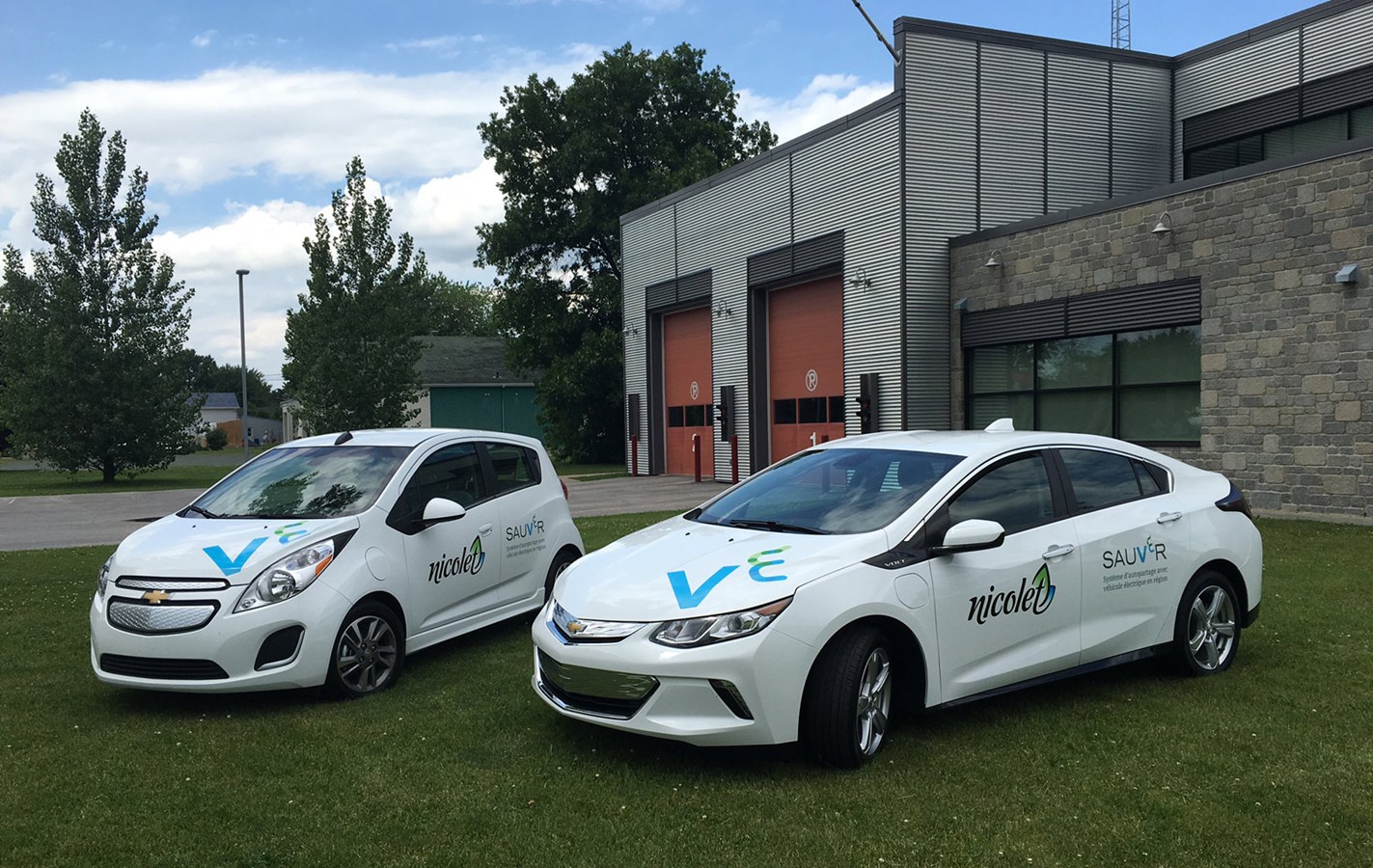 2 véhicules électriques à la Ville de Nicolet et nouvelles bornes de recharges