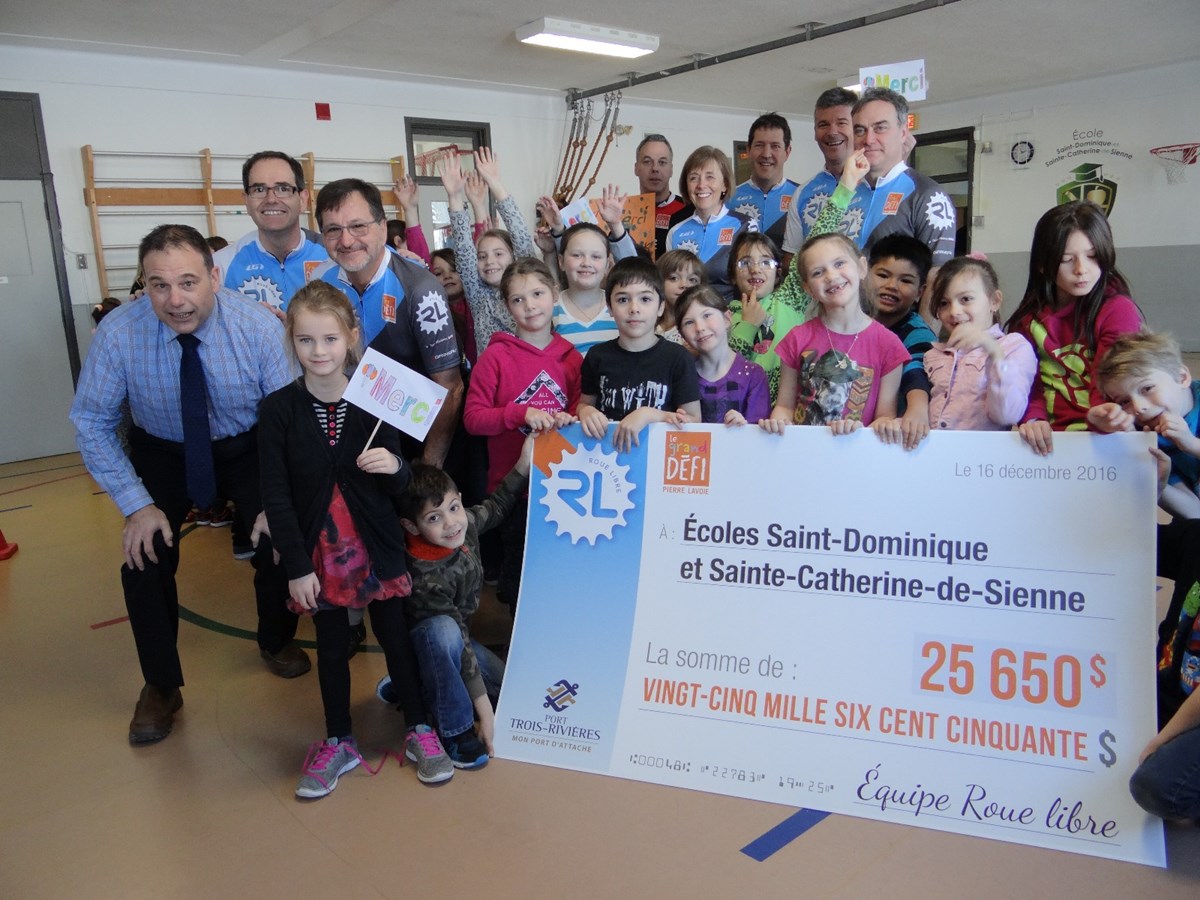 Le directeur et les élèves de l’école Saint-Dominique-et-Sainte-Catherine-de-Sienne ont remerciés chaleureusement les membres de l’équipe Roue libre-Port de Trois-Rivières qui leur ont remis 25 650 $ amassés dans le cadre de la participation de l’équipe au 1000 km du Grand défi Pierre Lavoie.