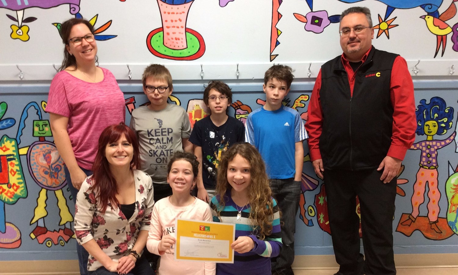 Un chèque de 1 000$ du programme Croque Santé Métro pour l’école Mond’Ami