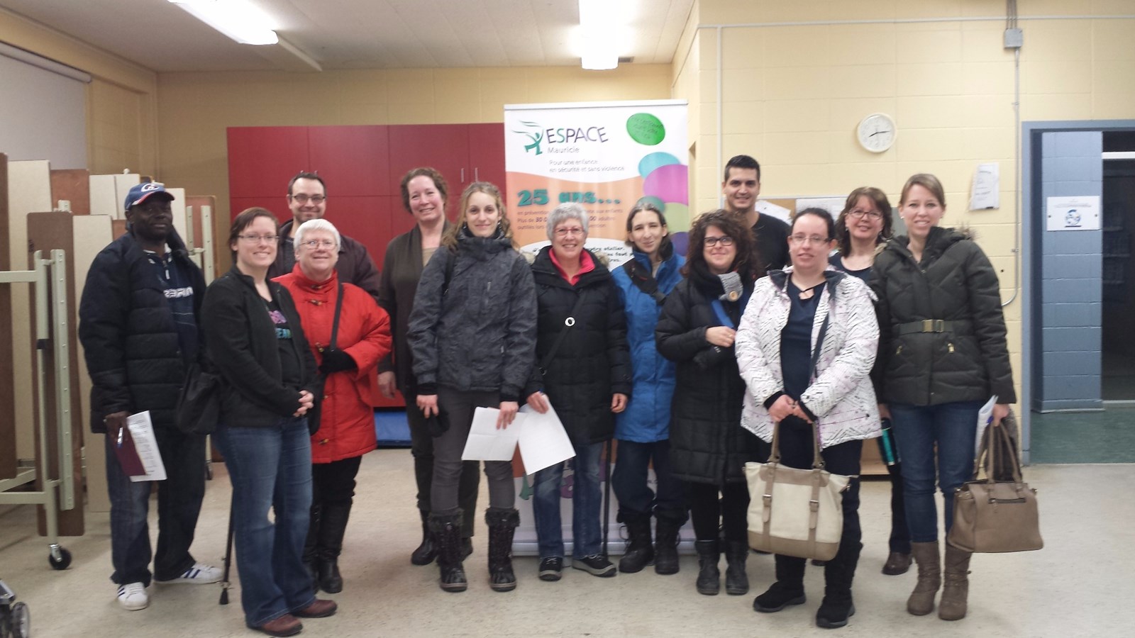 Sur la photo, on retrouve un groupe de parents qui ont participé à l’atelier ESPACE et derrière, complètement à droite, on retrouve Mme Diane Tremblay, Coordonnatrice-animatrice d’ESPACE Mauricie.