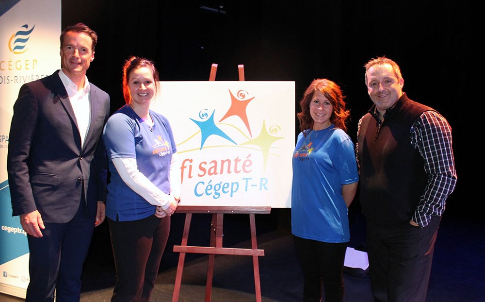 Patrick Charlebois, conférencier, Geneviève Lacasse et Isabelle Phillibert, représentantes du Défi santé et Louis Gendron, directeur général.