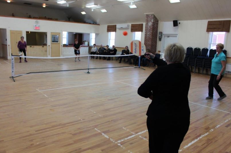 Le pickleball, un nouveau sport en effervescence auprès des 50 ans et plus