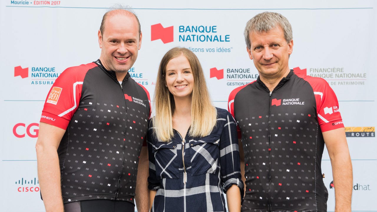 De gauche à droite, le vice-président centre conseil ressources humaines de la Banque Nationale, Danny Déry, Geneviève Pagé de la Maison des jeunes de Saint-Georges-de-Champlain et le premier vice-président à la direction technologie de l'information de la Banque Nationale et président d'honneur de l'événement, Dominique Fagnoule.