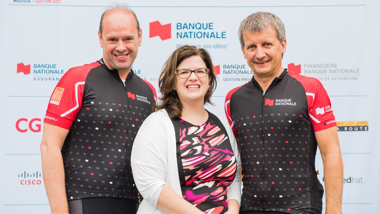 De gauche à droite, le vice-président centre conseil ressources humaines de la Banque Nationale, Danny Déry, la directrice de l'Institut secondaire Kerrana, Julie L'Heureux, et le premier vice-président à la direction technologie de l'information de la Banque Nationale et président d'honneur de l'événement, Dominique Fagnoule.