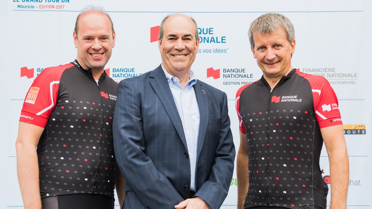 De gauche à droite, le vice-président centre conseil ressources humaines de la Banque Nationale, Danny Déry, le président de la Fondation du Centre jeunesse de la Mauricie et du Centre-du-Québec, André Gabias, et le premier vice-président à la direction technologie de l'information de la Banque Nationale et président d'honneur de l'événement, Dominique Fagnoule.