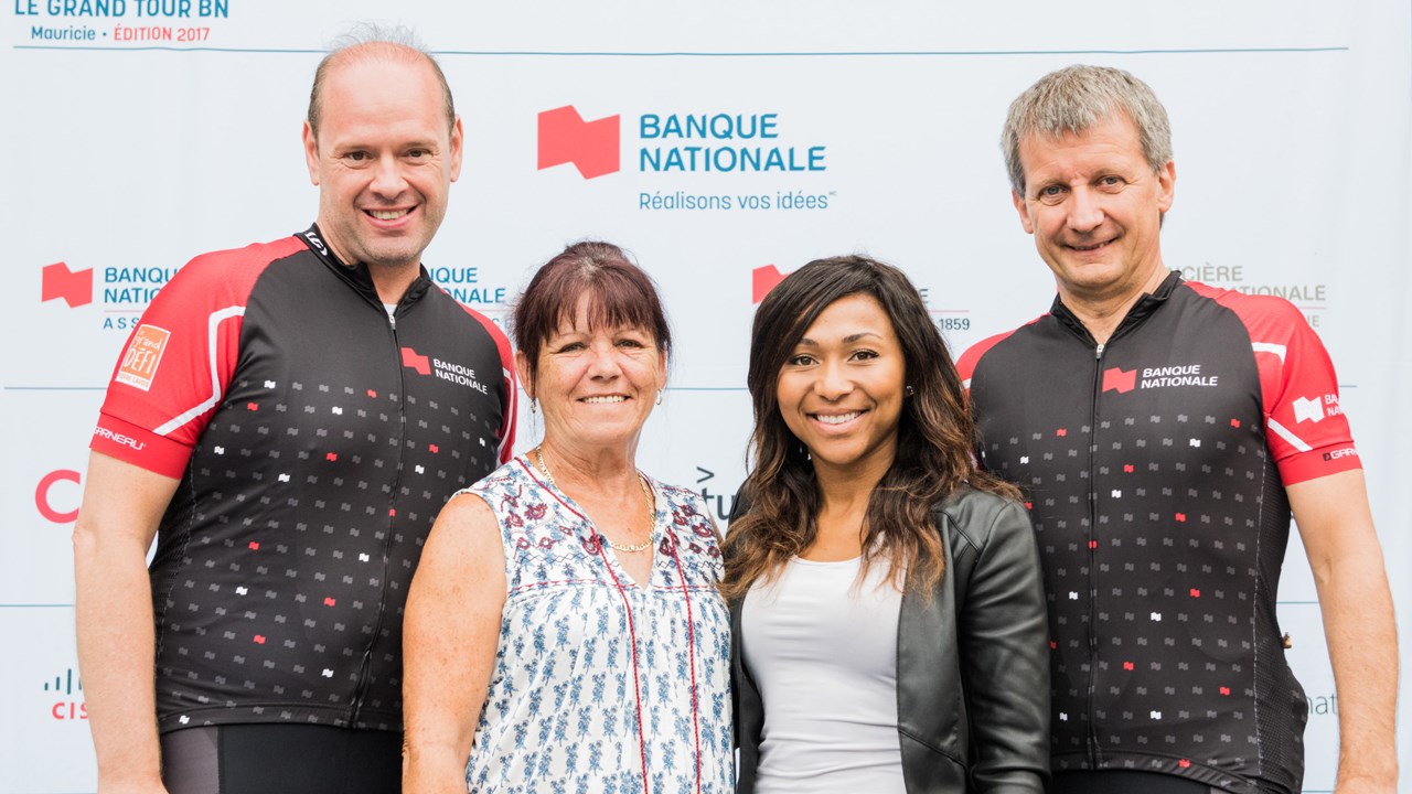 De gauche à droite, le vice-président centre conseil ressources humaines de la Banque Nationale, Danny Déry, la coordonnatrice et l'intervenante jeunesse de la Maison l'Entre'Amis, Jocelyne Lupien et Marie-Gabrielle Pettigrew, ainsi que le premier vice-président à la direction technologie de l'information de la Banque Nationale et président d'honneur de l'événement, Dominique Fagnoule.