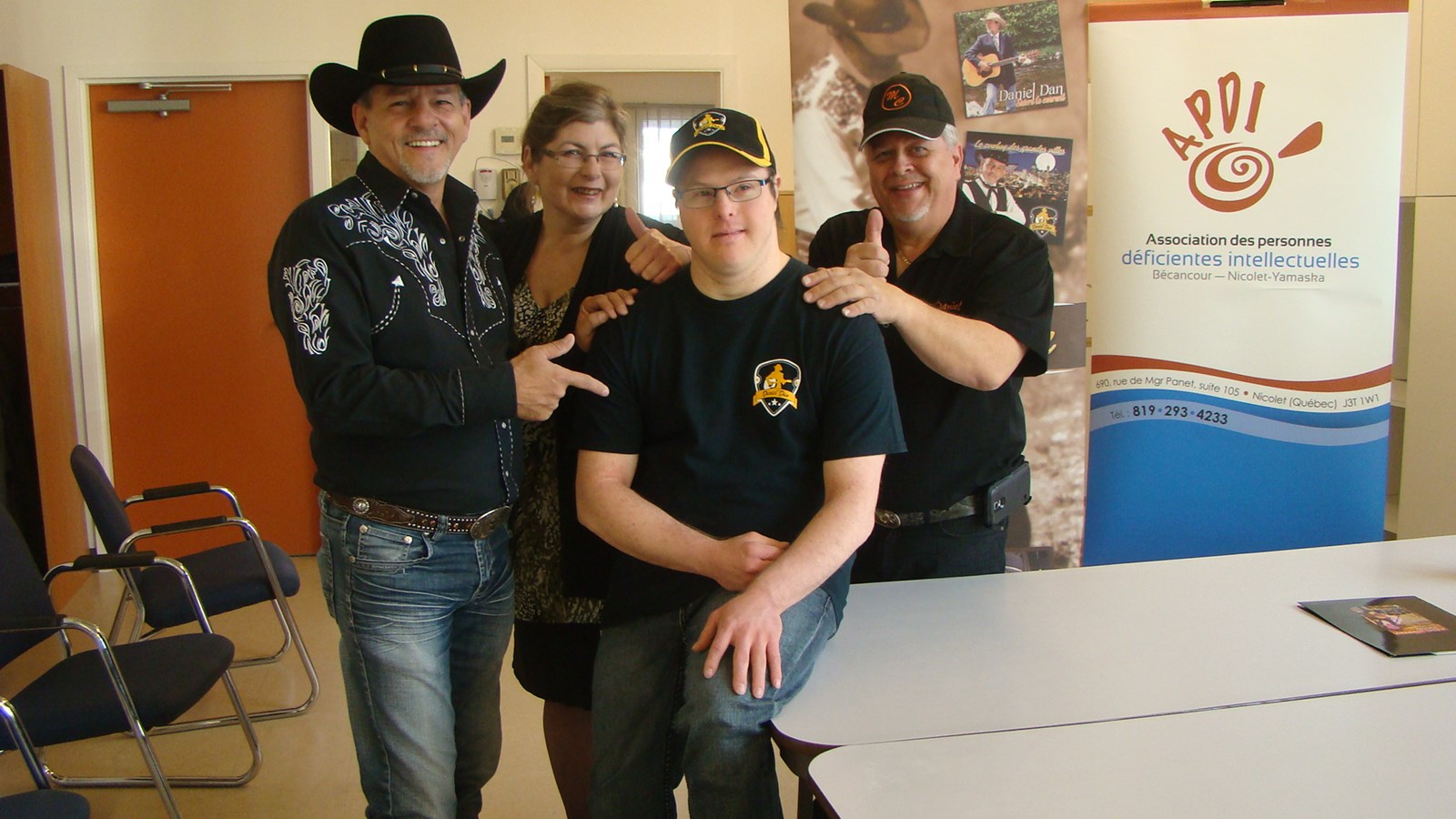 Daniel Dan, chanteur, Manon Bourbeau, directrice générale de l’APDI, Daniel Montambeault, fondateur Magic Country et à l’avant Kevin Desfossés, participant à l’APDI.
