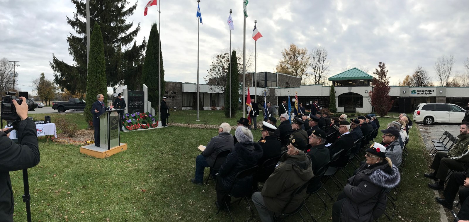Cérémonie commémorative devant le cénotaphe de Bécancour