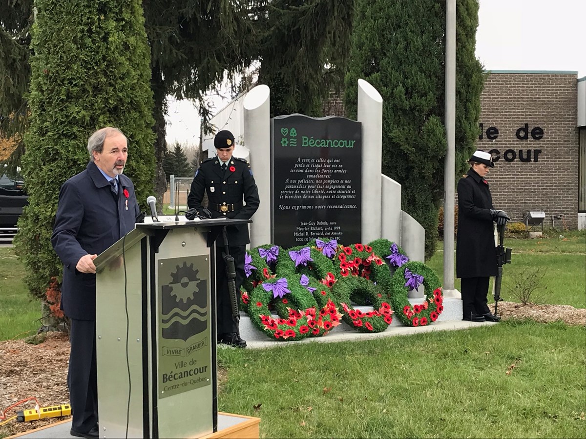 Cérémonie commémorative devant le cénotaphe de Bécancour