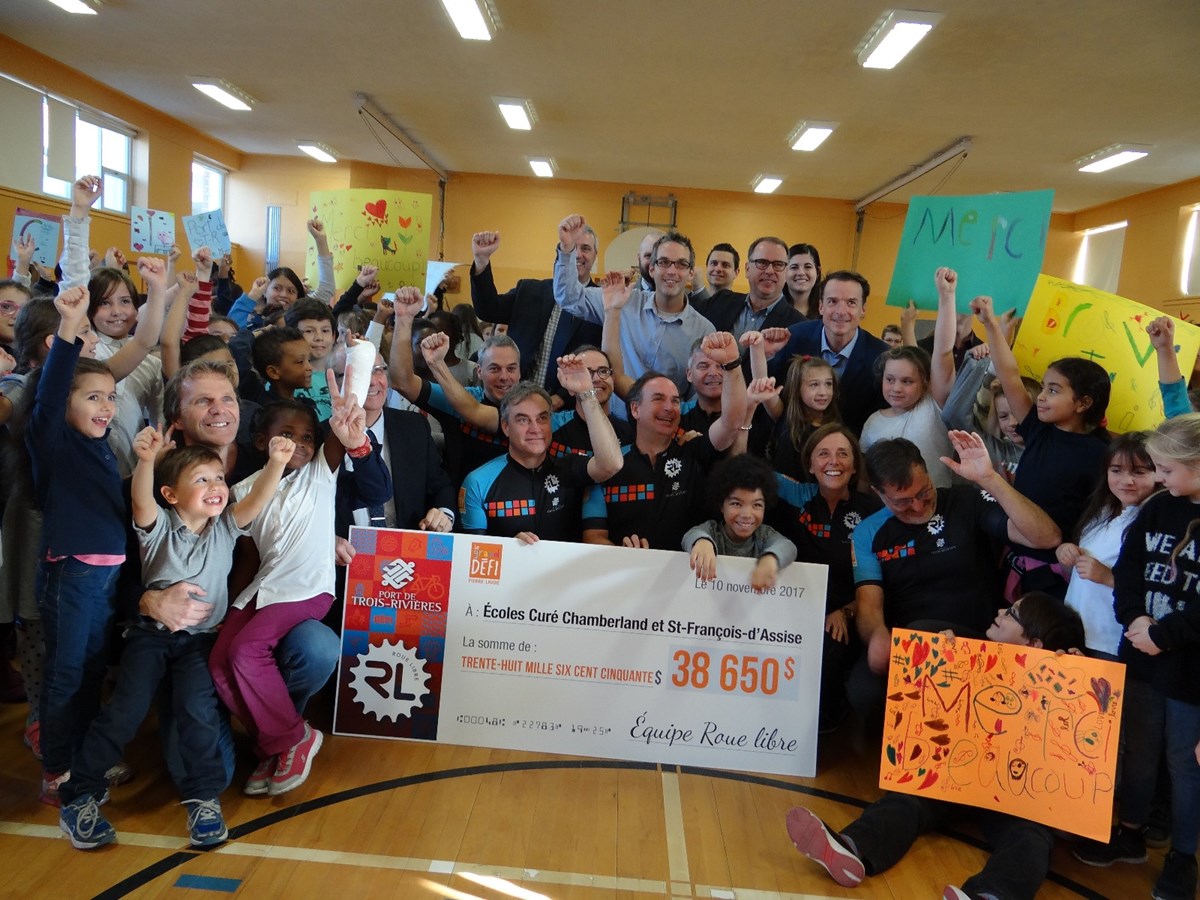 L’équipe cycliste Port de Trois-Rivières – Roue Libre fait un don de 38 650 $ aux écoles Curé-Chamberland et Saint-François-d’Assise