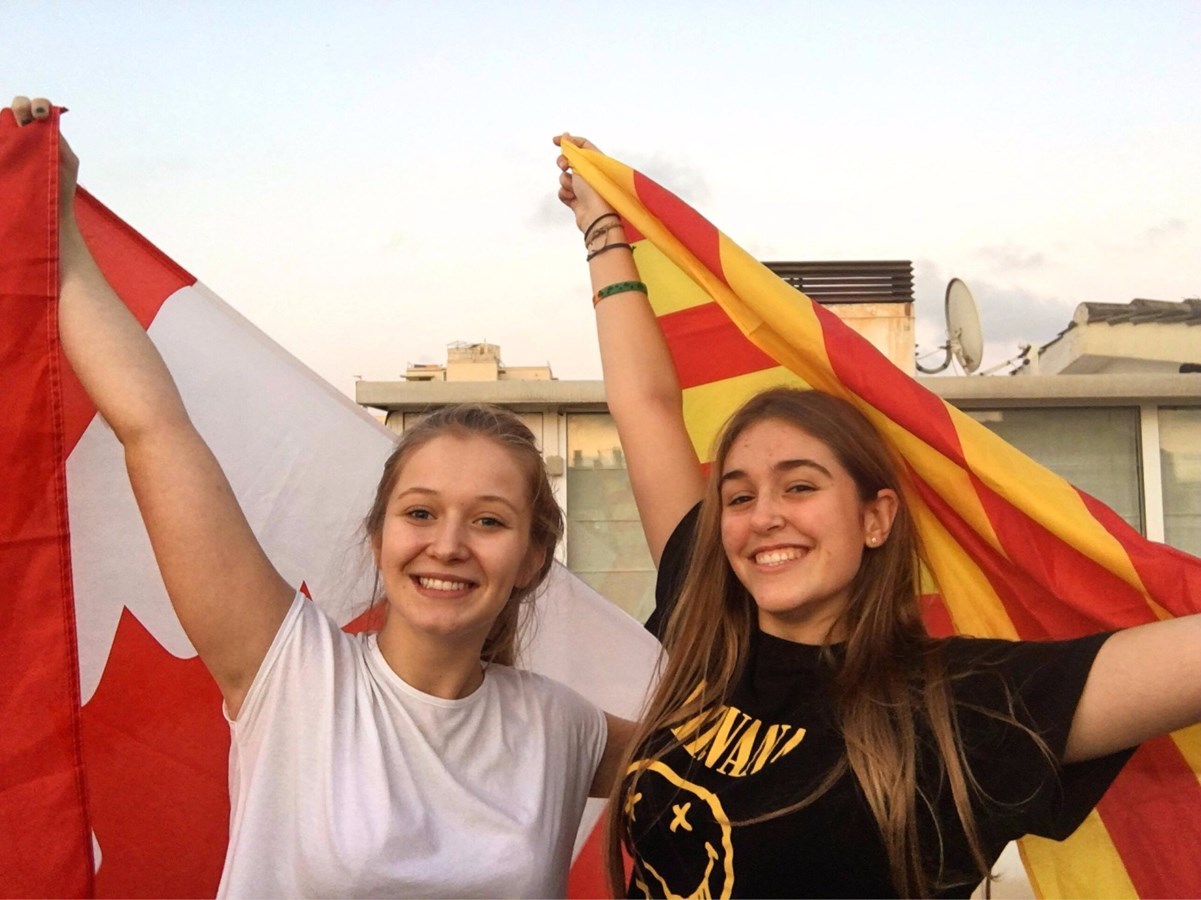 Sara-Kim Simoneau-Fournier, ambassadrice pour les Échanges Azimut, en compagnie de sa partenaire espagnole Sonia Cirauqui Rodriguez lors de son séjour en Espagne.
