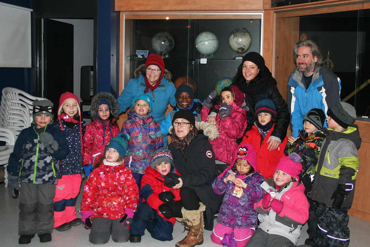 Des élèves de maternelle en classe « ciel de nuit » à l’Observatoire