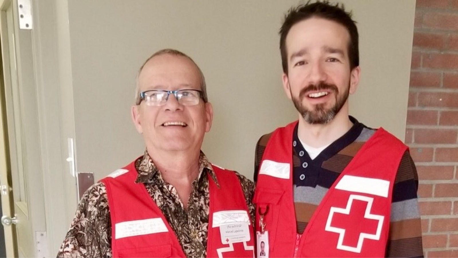 Marcel et Jonathan Lapointe, bénévole Croix-Rouge de Shawinigan au centre d’accueil et d’information de Gatineau. 
