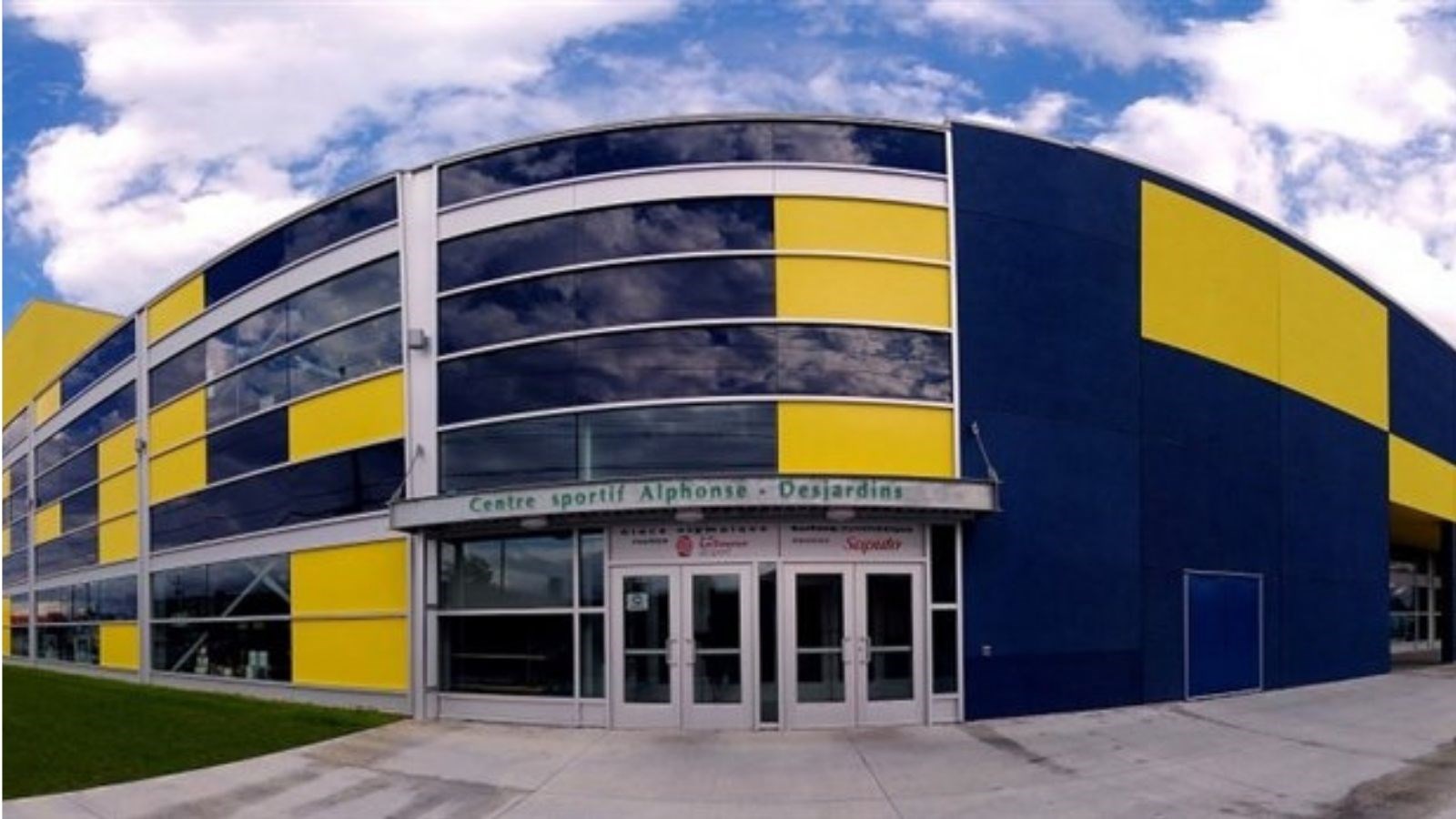 Une cure de jeunesse pour la surface synthétique intérieure du Complexe sportif Alphonse-Desjardins