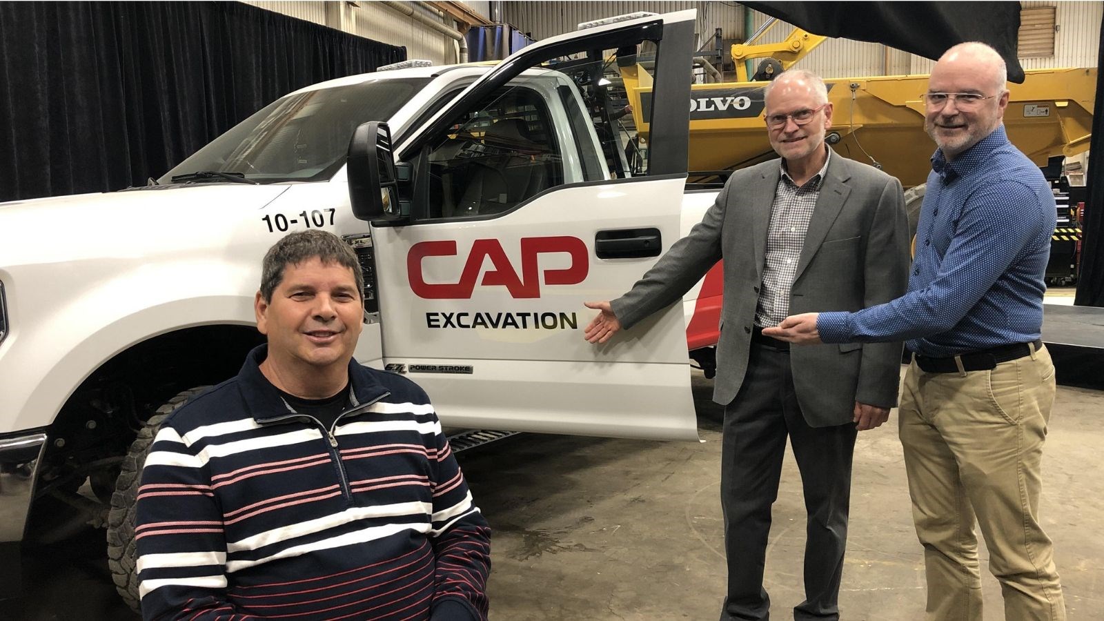À l’avant-plan, on retrouve M. Gaétan Trudel, propriétaire et président Cap Excavation, en compagnie de M. Daniel Vezeau, directeur général de Cap Excavation, et M. Martin Saulnier, associé chez 5600 °K productions et membre du Groupe MH5.