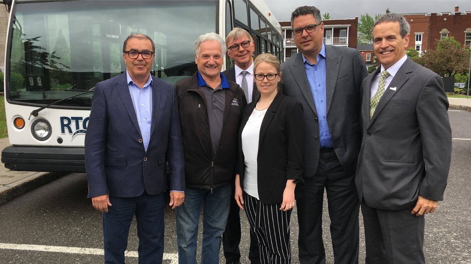De gauche à droite : Georges Morissette, président-directeur général de Autobus Fleur de Lys, Jean-Yves Tremblay, président de la RTCS, Yves Vincent, secrétaire de la RTCS, Marilyn Marchand, directrice des opération division Shawinigan, Jean-François Chevalier, directeur des opération Autobus Fleur de Lys, ainsi que Alain Gravel, trésorier de la RTCS.
