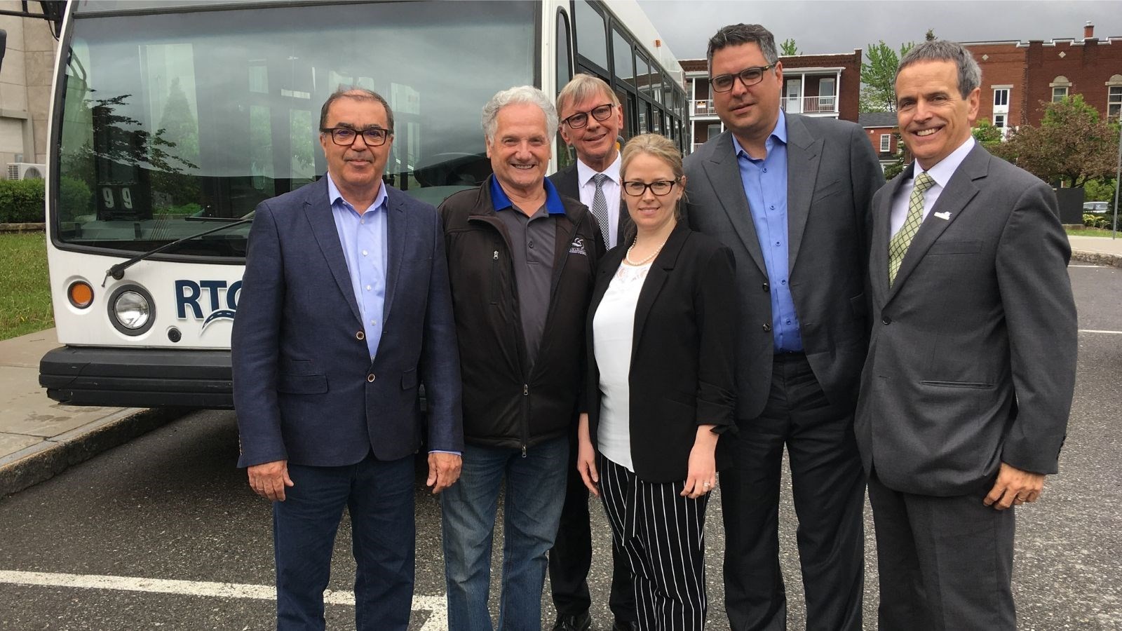 De gauche à droite : Georges Morissette, président-directeur général de Autobus Fleur de Lys, Jean-Yves Tremblay, président de la RTCS, Yves Vincent, secrétaire de la RTCS, Marilyn Marchand, directrice des opérations division Shawinigan, Jean-François Chevalier, directeur des opérations Autobus Fleur de Lys, ainsi que Alain Gravel, trésorier de la RTCS.