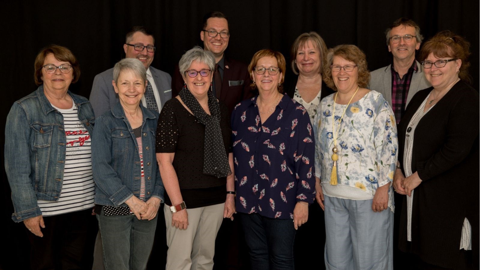 De gauche à droite : Claudette Fournier, Francine Bergeron, Mario Poisson, président et représentant municipal d’Yamachiche, Manon Rodrigue, coordonnatrice de la bibliothèque de Saint-Boniface, Pierre-Luc Guertin, Ghislaine Chénier, Diane Lamarre, France René, secrétaire et directrice générale du Réseau BIBLIO CQLM, Raymond Noël et Denise Villemure, vice-présidente et coordonnatrice de la bibliothèque de Notre-Dame-de-Montauban.