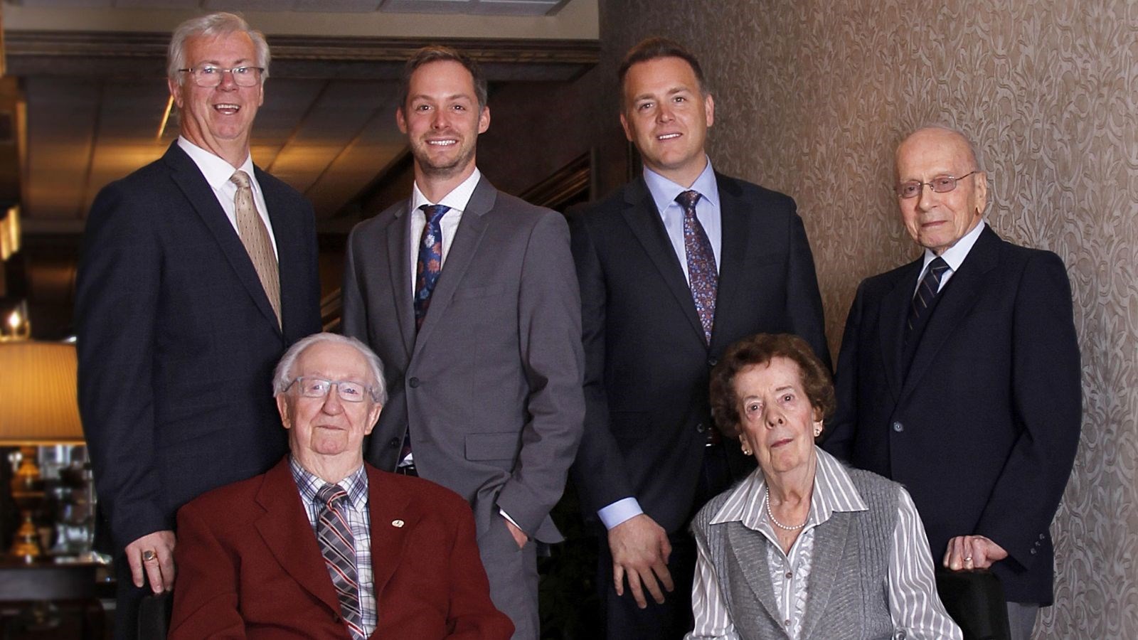 En avant, de gauche à droite : M. Jacques St-Louis (2e génération) et Mme Lucie St-Ours. En arrière, de gauche à droite : M. Michel St-Louis (3e génération), MM. Martin St-Louis et François St-Louis (4e génération) et M. Jérôme St-Ours.