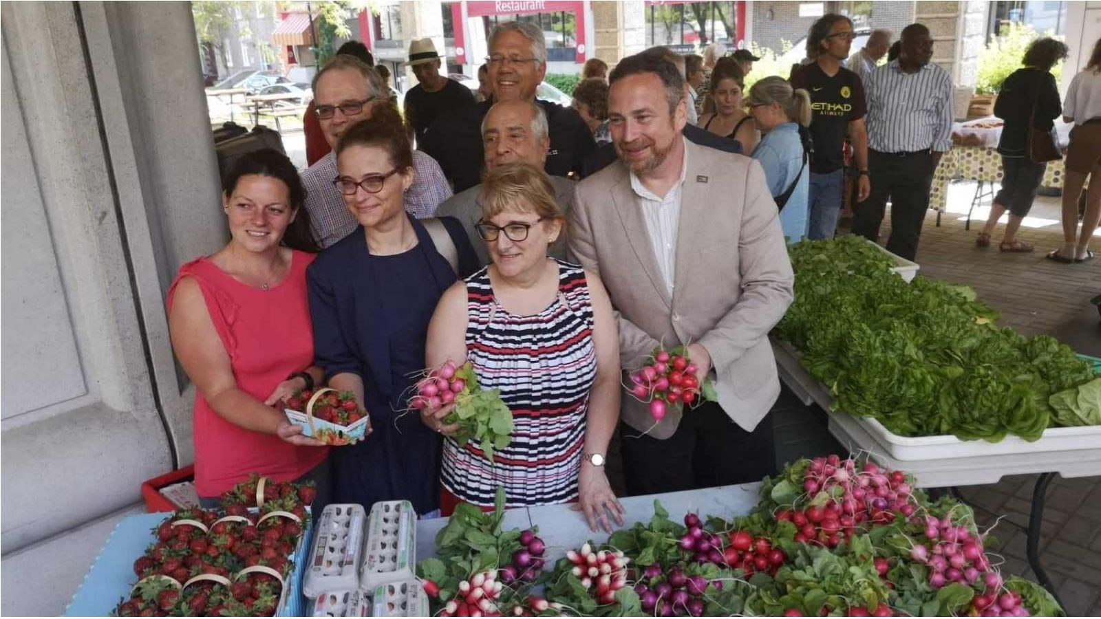 Sur la photo, de gauche à droite : Annabelle Veillette, coordonnatrice du Marché champêtre de St-Narcisse, Larry Bernier, président du PDAAM, Justine Prud'Homme du Marché public de Shawinigan, Norman Houle, directeur régional du MAPAQ, Robert Gauthier, maire de St-Élie-de-Caxton, Claire Plourde du Musée POP, Jean Lamarche, maire de Trois-Rivières et (caché derrière) Paul Carbonneau, maire de Yamachiche.