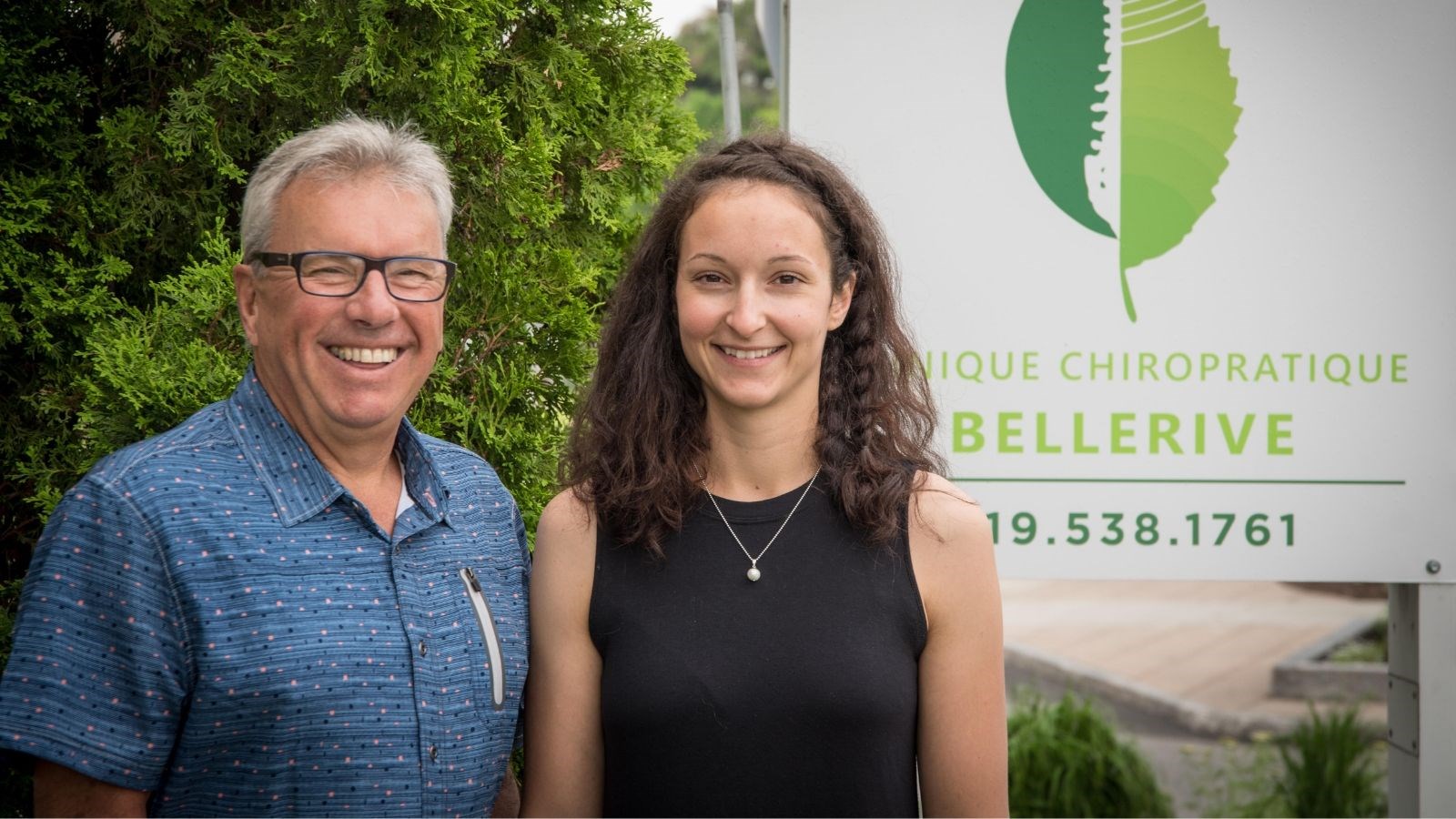 Sur la photo, Dr Claude Bellerive, chiropraticien à la retraite, accompagné de Dre Stéphanie Germain, chiropraticienne et nouvelle propriétaire de la clinique.