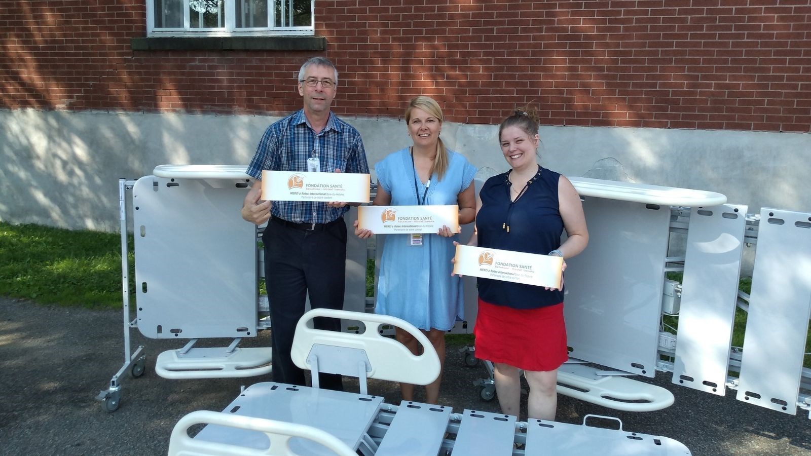 De gauche à droite : M. Alain Arsenault, responsable du service de prêt d'équipement, Mme Diane Roy, infirmière en soins palliatifs, Mme Cynthia Nolet, ergothérapeute en soins palliatifs et coordonnatrice professionnelle des services de prêt d'équipement de Bécancour–Nicolet-Yamaska