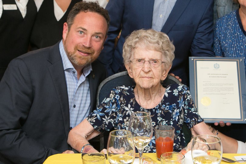 M. Jean Lamarche, maire de Trois-Rivières, et Mme Rita Perreault, résidente.