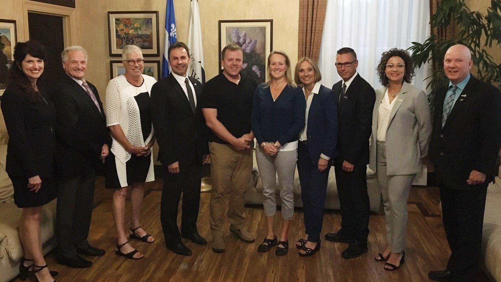 De gauche à droite : Nancy Déziel (conseillère – district de la Rivière); Jean-Yves Tremblay (conseiller – district des Hêtres); Lucie De Bons (conseillère – district Du Rocher); Michel Angers (maire de Shawinigan); Jean Lemoyne et Caroline Lamy (mentions du maire); Josette Allard-Gignac (conseillère – district Almaville); Guy Arseneault (conseiller – district Val-Mauricie); Jacinthe Campagna (conseillère – district de la Cité) et Claude Grenier (conseiller – district des Montagnes). 