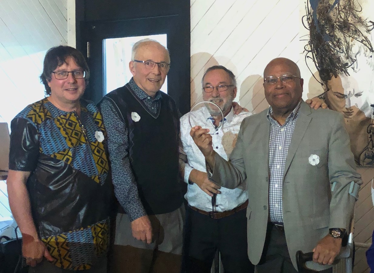 Le Comité de Solidarité/Trois-Rivières (CS3R) a décerné le Prix Solidarité Brian-Barton 2019 à M. Claude Bélizaire, un Trifluvien arrivé d’Haïti en 1965. Le prix lui a été remis des mains de Jean-Marc Lord, directeur général du CS3R, de Claude Lacaille, récipiendaire du prix 2013 et de Georges Young, récipiendaire du prix 2017.