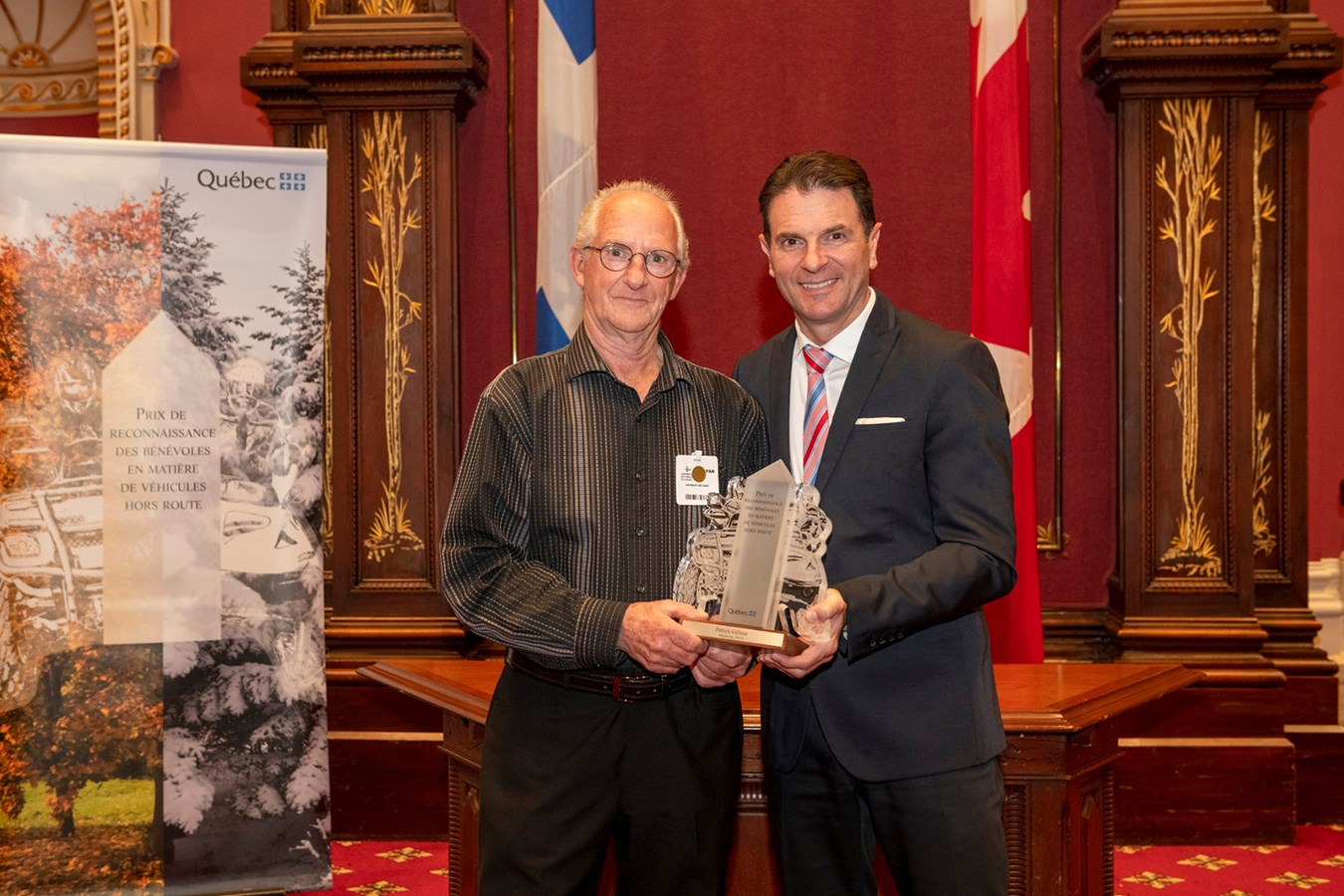 Patrick Gélinas, lauréat de la Mauricie (motoneige), et le ministre François Bonnardel.