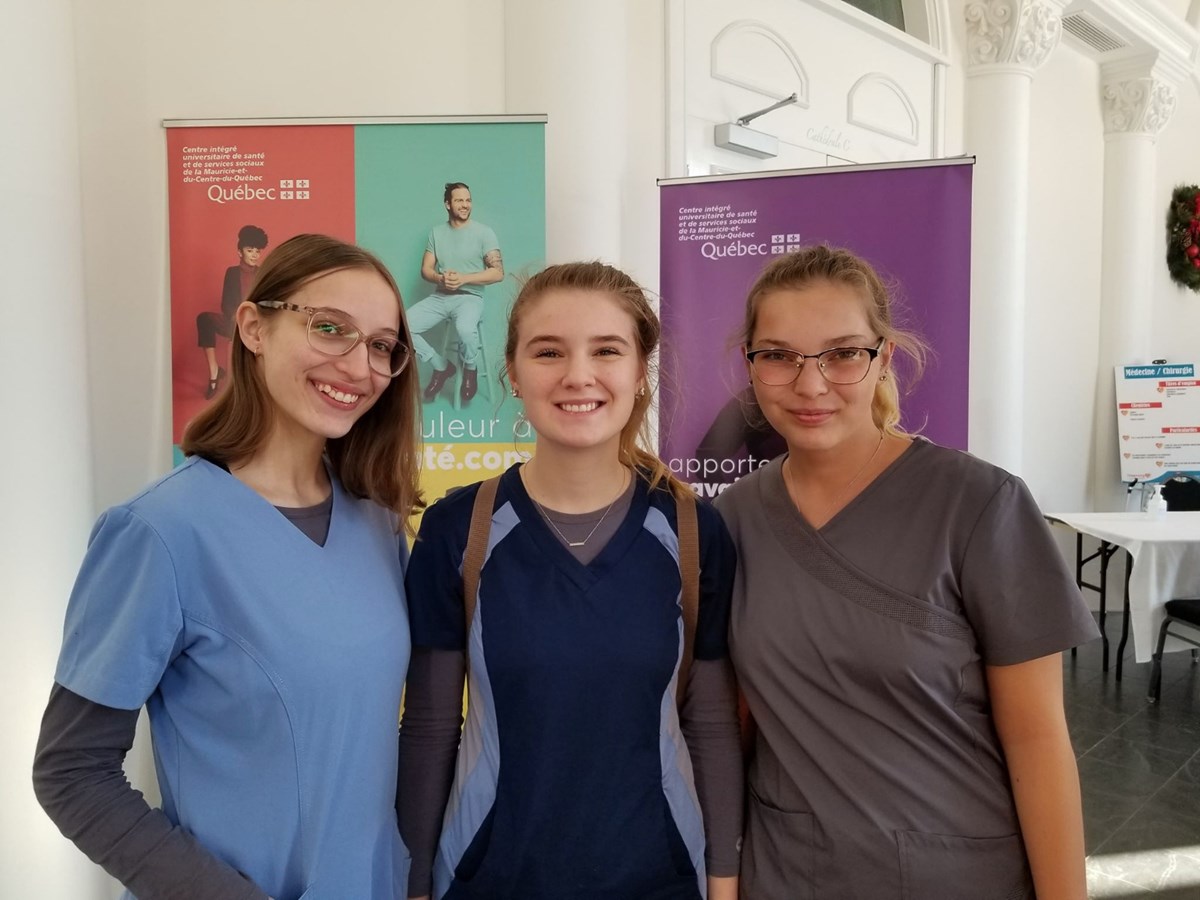Trois participantes au Happening SI: Gabrielle Béliveau, étudiante au Cégep de Shawinigan, Flavie Gaudreault, étudiante au Cégep de Shawinigan et Audrey Levasseur, étudiante au Cégep de Drummondville.