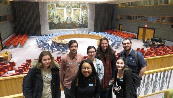 La délégation du CS3R dans la salle du Conseil de sécurité de l’ONU à New York. De gauche à droite: Gabrielle Sultanem, David Laprade, Yango Razaka, Sybelle Patry-Champagne, Annabelle Caron, Valérie Boucher et Maximilien Théberge.