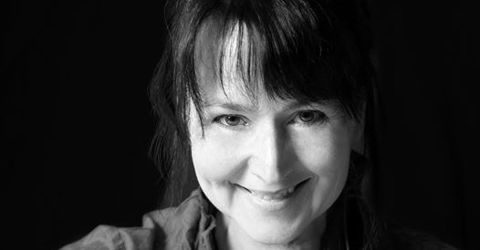 Chanteuse et musicienne autant québécoise qu’abénakise, Élise Boucher-DeGonzague est l'une des têtes d'affiche de la programmation de cette Semaine acadienne. Elle sera en représentation lors de la cérémonie d'ouverture de l'événement, à 19h30 ce mercredi 12 août.