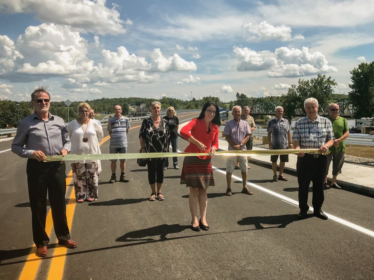 Sonia LeBel, présidente du Conseil du trésor et députée de Champlain, a officiellement procédé à l'ouverture du nouveau pont situé sur la route 159, au-dessus de la rivière Batiscan, à Saint-Stanislas.