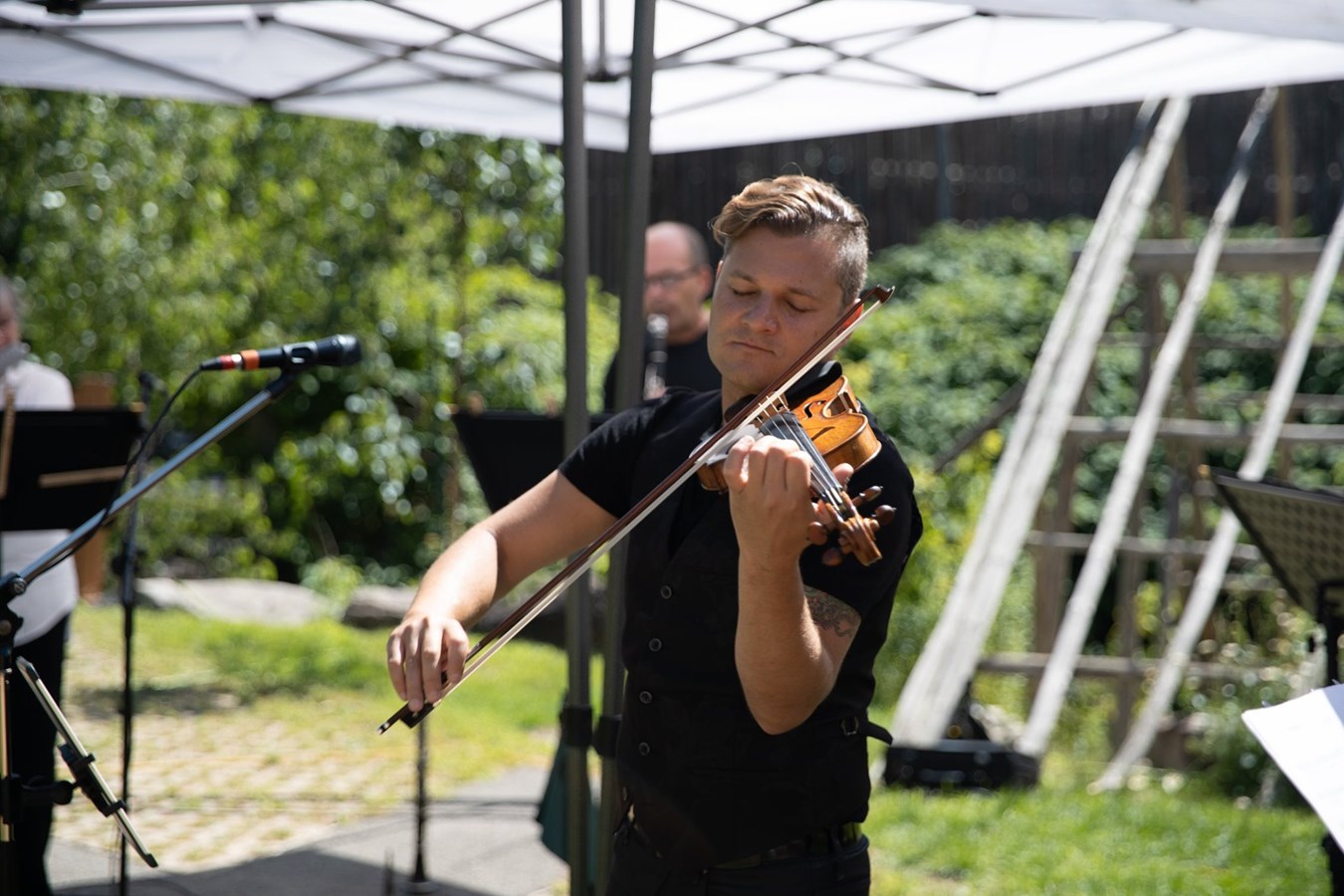 Dès le mois d'août et jusqu’au mois d'octobre, un bel élan de solidarité se poursuivra dans le cadre d'une tournée de l'Orchestre national de Longueuil dirigé par Alexandre Da Costa, au bénéfice des résidents de CHSLD du Québec.