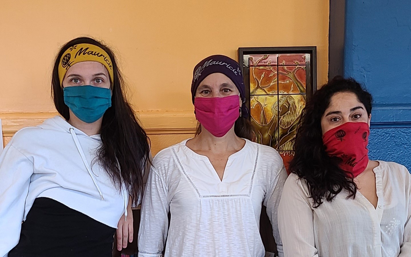 Le comité régional propose cinq couleurs de bandeaux, pour rappeler les cinq couleurs du logo de la Marche mondiale des femmes, mais aussi les cinq revendications officielles de la MMF 2020.
