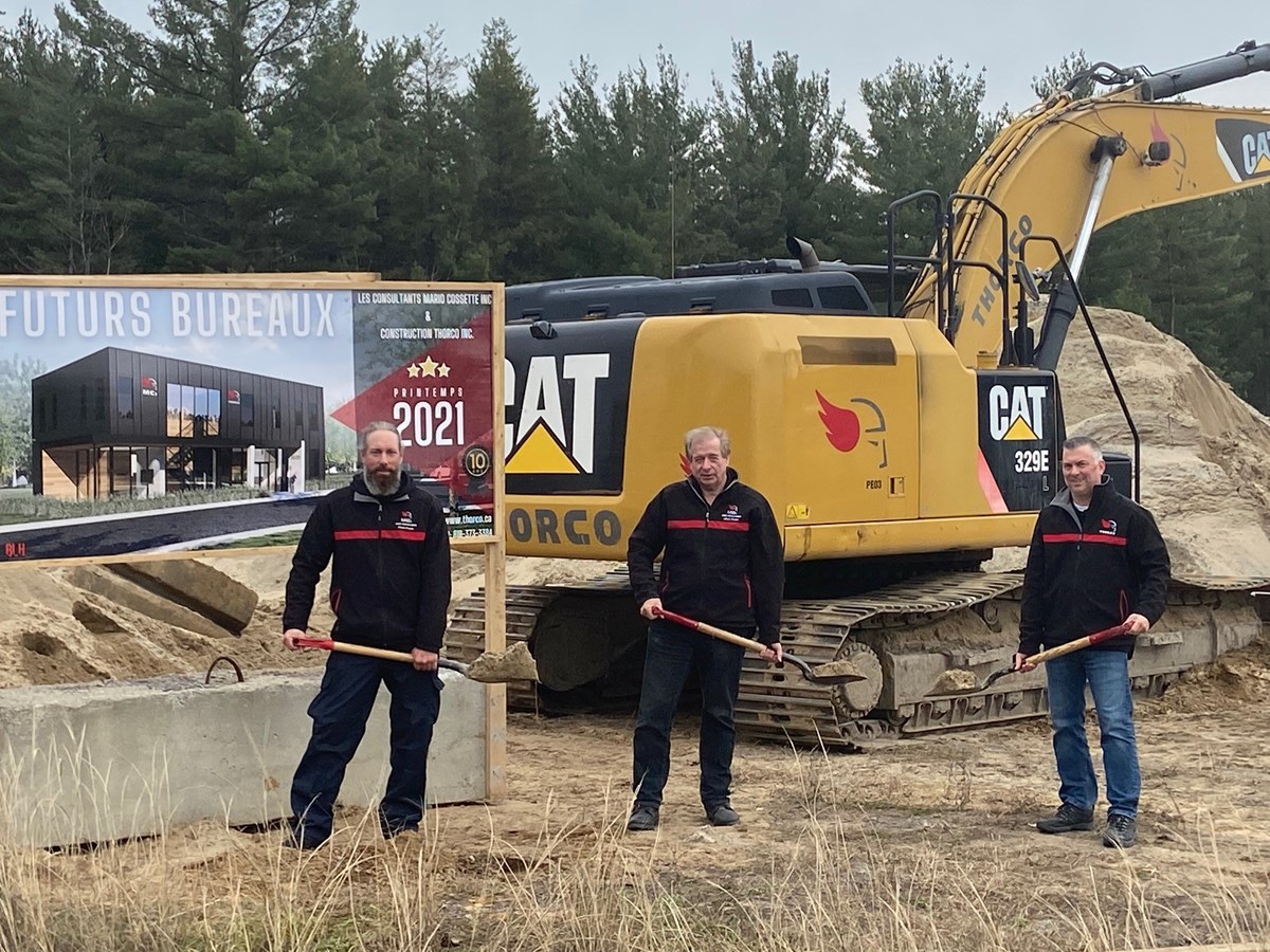 Étienne Cossette, Mario Cossette, président des entreprises Les Consultants Mario Cossette et Construction Thorco, ainsi que François Cloutier, vice-président
Construction Thorco, lors de la première pelletée de terre.
