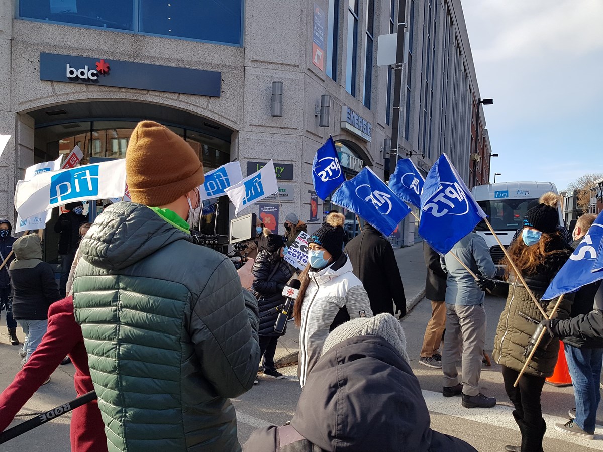 L’alliance APTS-FIQ manifeste devant le bureau de circonscription du ministre Jean Boulet