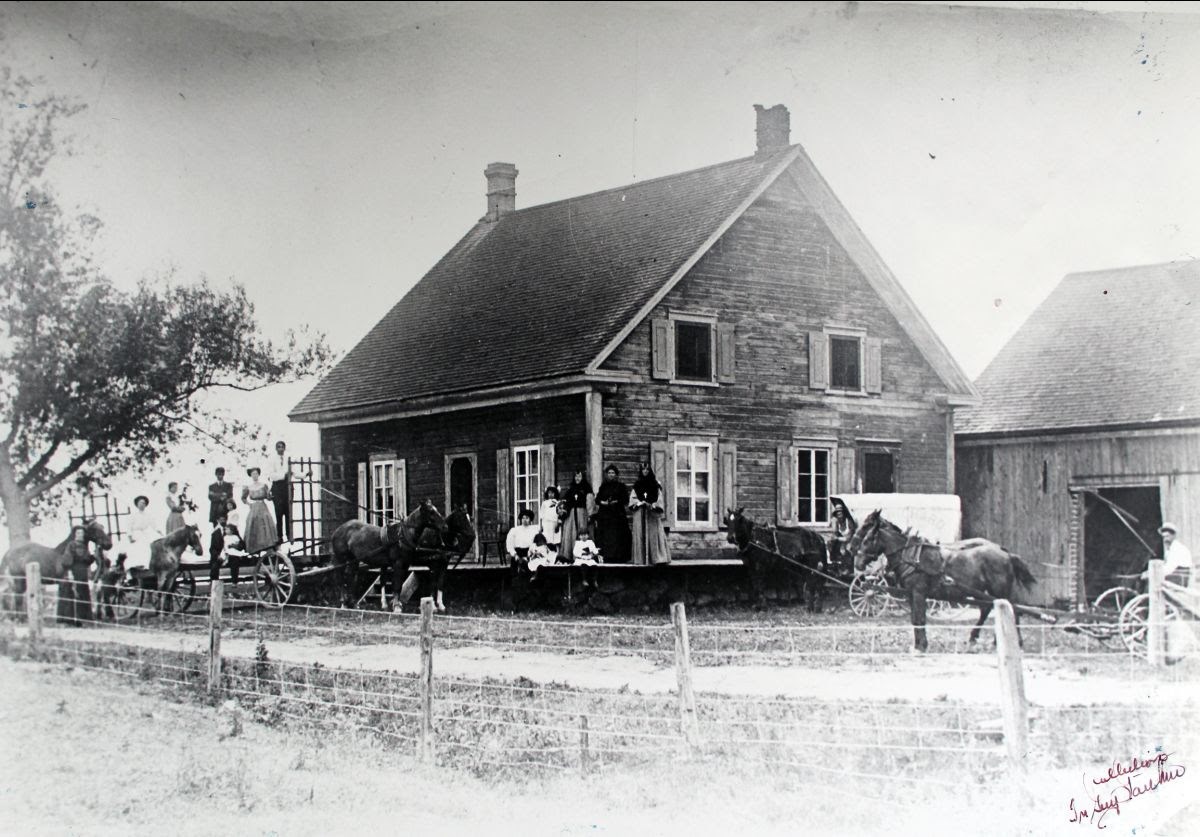 Propriété d’Henri Bergeron située dans le secteur Saint-Grégoire de Ville de Bécancour (1913). La photo est tirée de la collection de Jean-Guy Gauthier et elle est un don de Yolande de Montigny.
