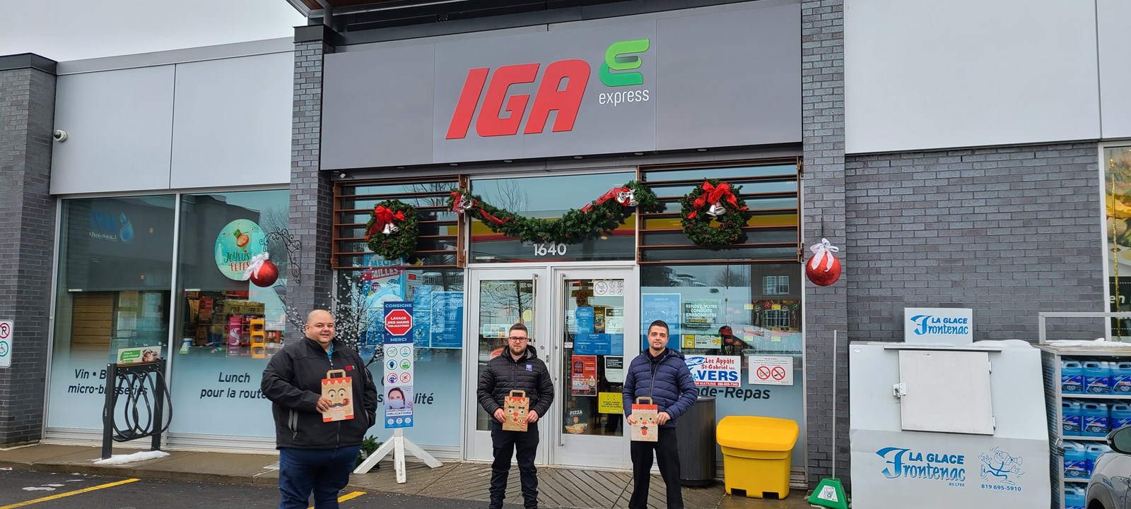 Simon Roy et Michael Dunn, copropriétaires du Docteur du PareBrise, en compagnie d’Éric Labranche, gestionnaire des IGA Express de Shawinigan et Trois-Rivières.