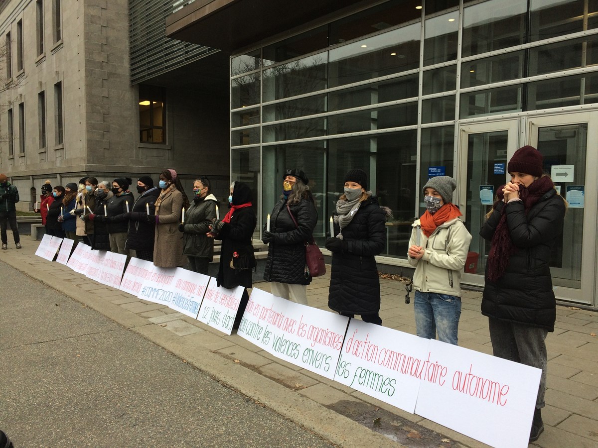 14 femmes manifestent à Trois-Rivières en mémoire des victimes de l’École polytechnique