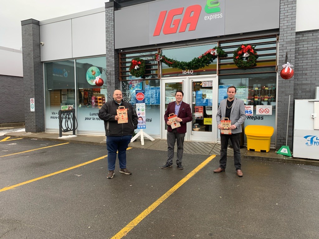 Michael Trépanier, président de l’Élite du revêtement, Marc-André Labarre,
directeur de l’entreprise, en compagnie d’Éric Labranche, gestionnaire des IGA Express de Shawinigan et TroisRivières.