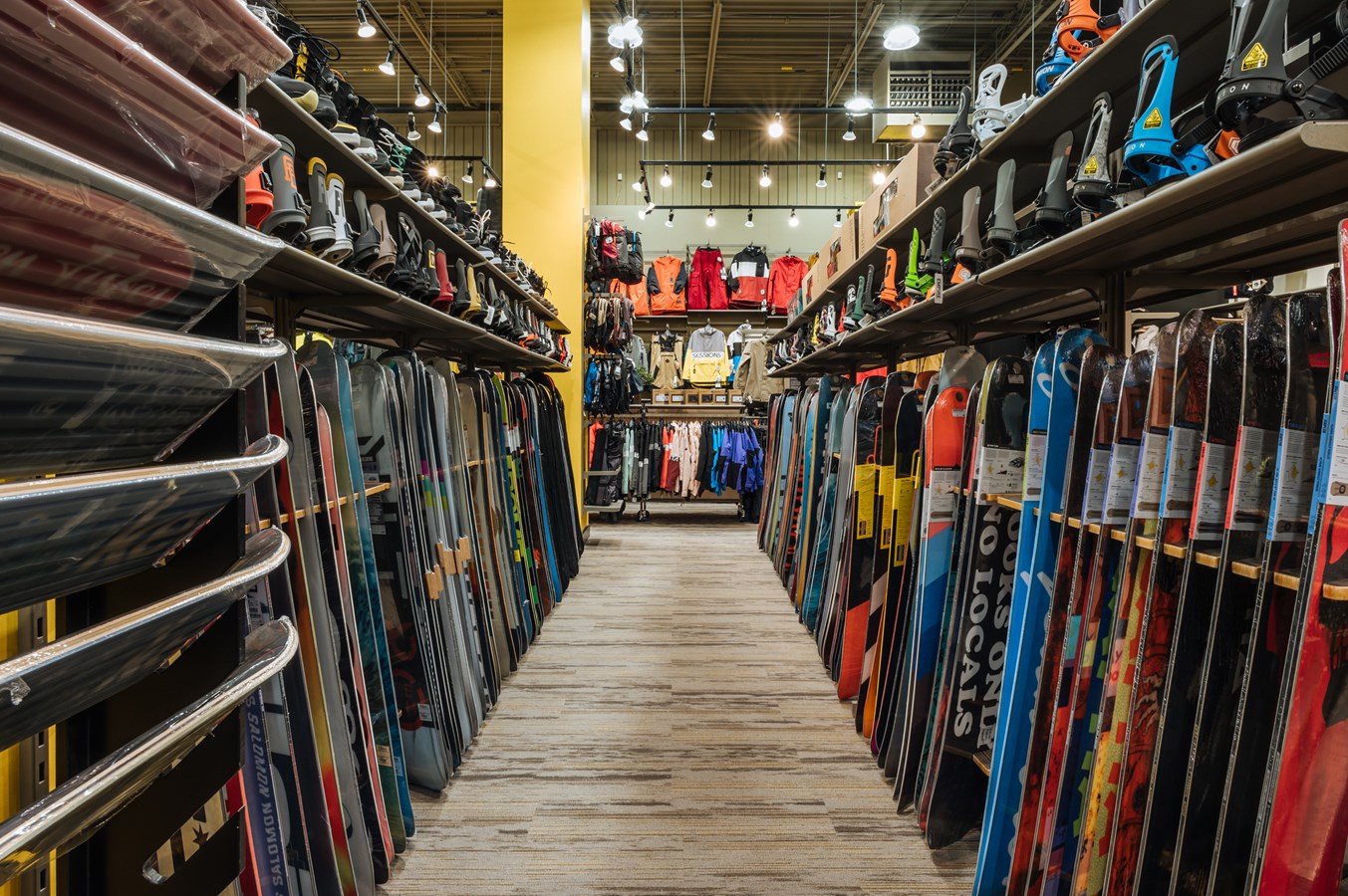 L'intérieur du magasin Empire à Boucherville.