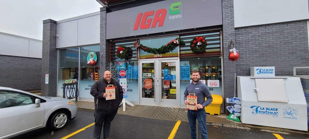 Jimmy Lambert, propriétaire de Plomberie Mont-Carmel, en compagnie
d’Éric Labranche, gestionnaire des IGA Express de Shawinigan et Trois-Rivières.
