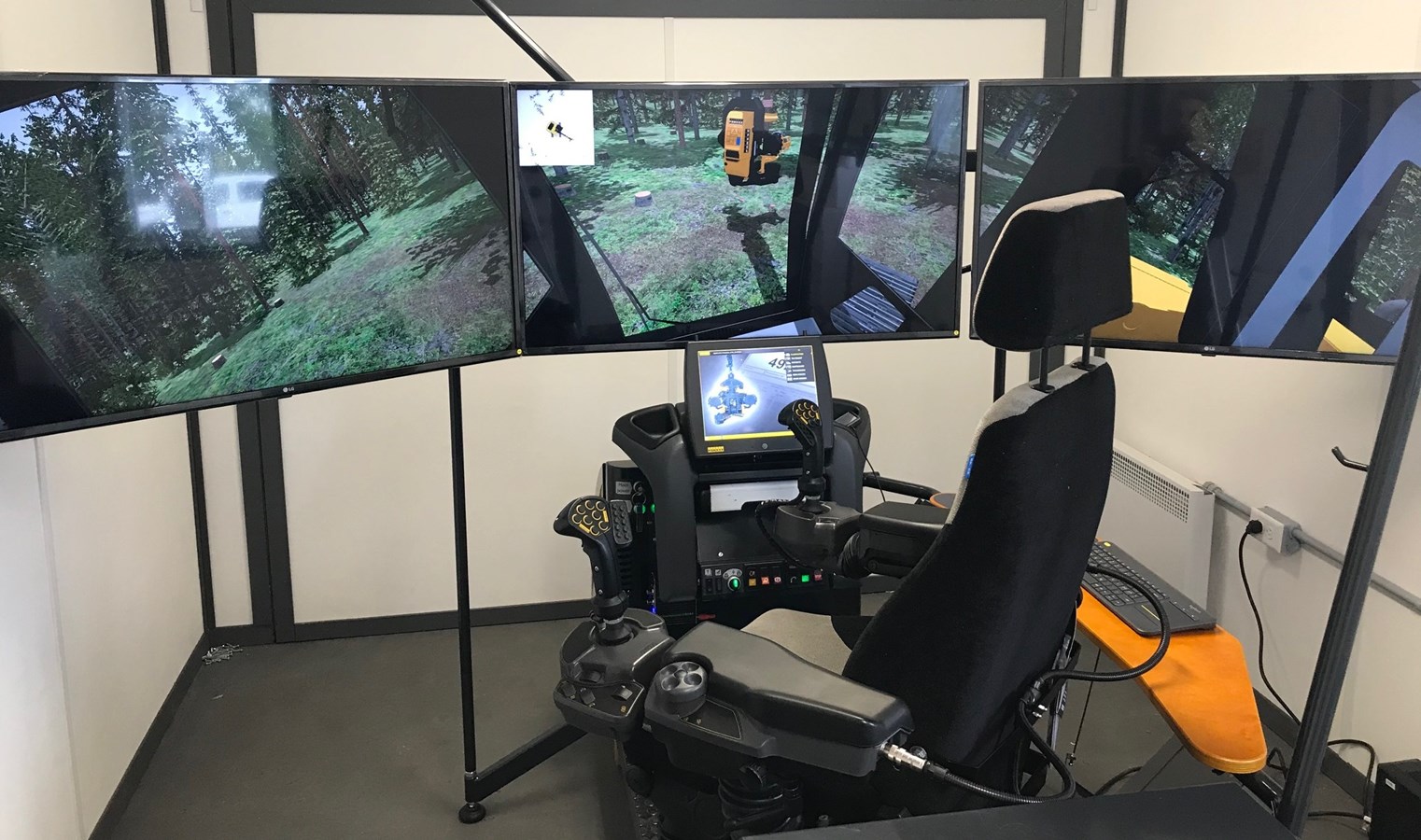 Des travailleurs forestiers Atikamekws formés sur simulateur et dans leur communauté
