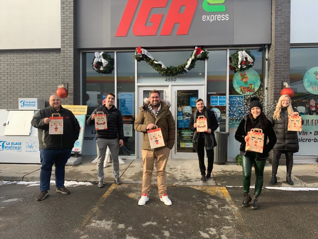 Éric Labranche, gestionnaire des IGA Express de Shawinigan et de Trois-Rivières, en compagnie de Mathis Corriveau, Charles-Mathieu Côté, Kenny Hamel et Emmanuelle Bruneau.
et Alexandra Desaulniers de l’équipe Bruneau-Côté de Remax de
Francheville. 