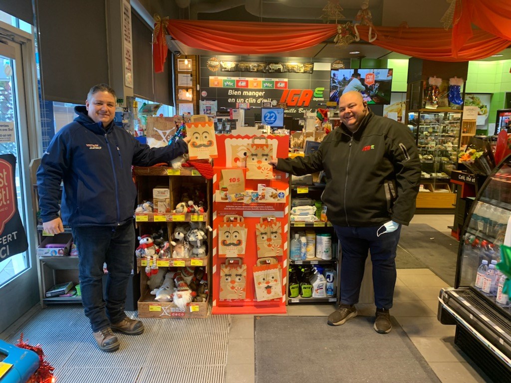 Éric Giroux, propriétaire de Vitrerie Clétech, en compagnie d’Éric Labranche, gestionnaire des IGA Express de Shawinigan et Trois-Rivières.