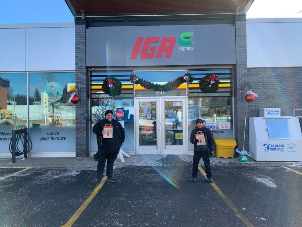 Éric Labranche, gestionnaire des IGA Express de Shawinigan et de Trois-Rivières, en compagnie du directeur d’Alignement Patenaude, Simon Cantin. 